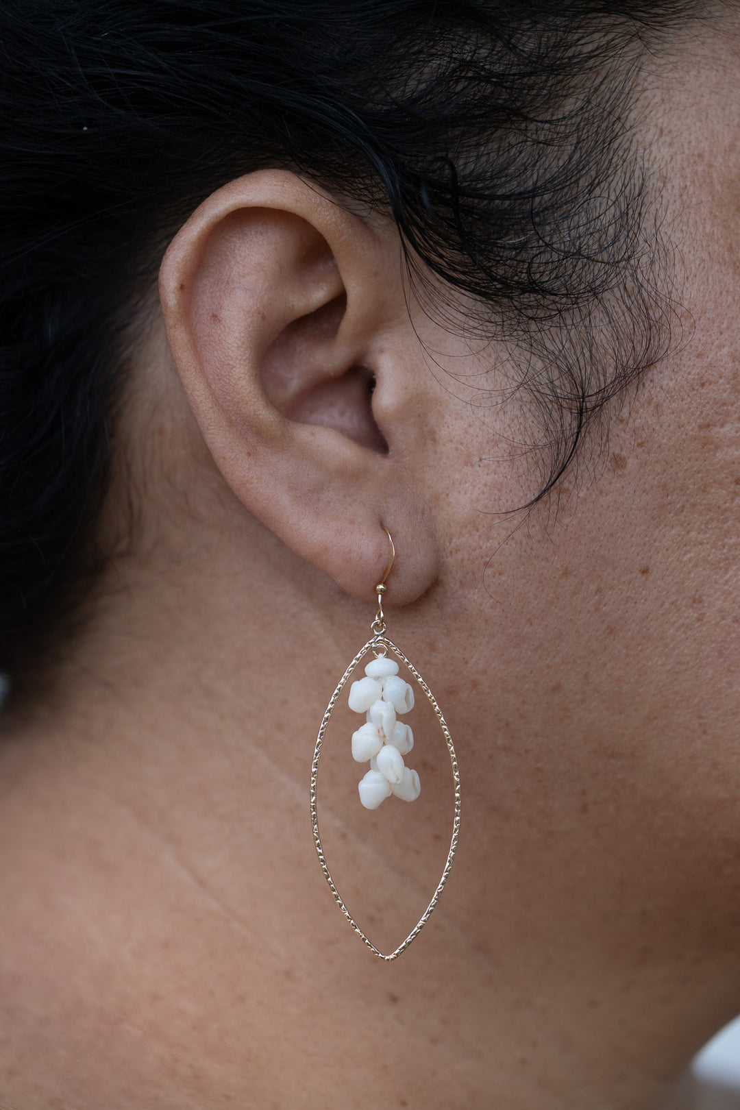 2" Niʻihau Shell Earring | Pīkake | Oval Metal
